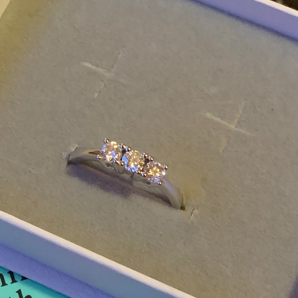 šBeautiful 3 stone brilliant white Moissanite - Picture 6 of 8